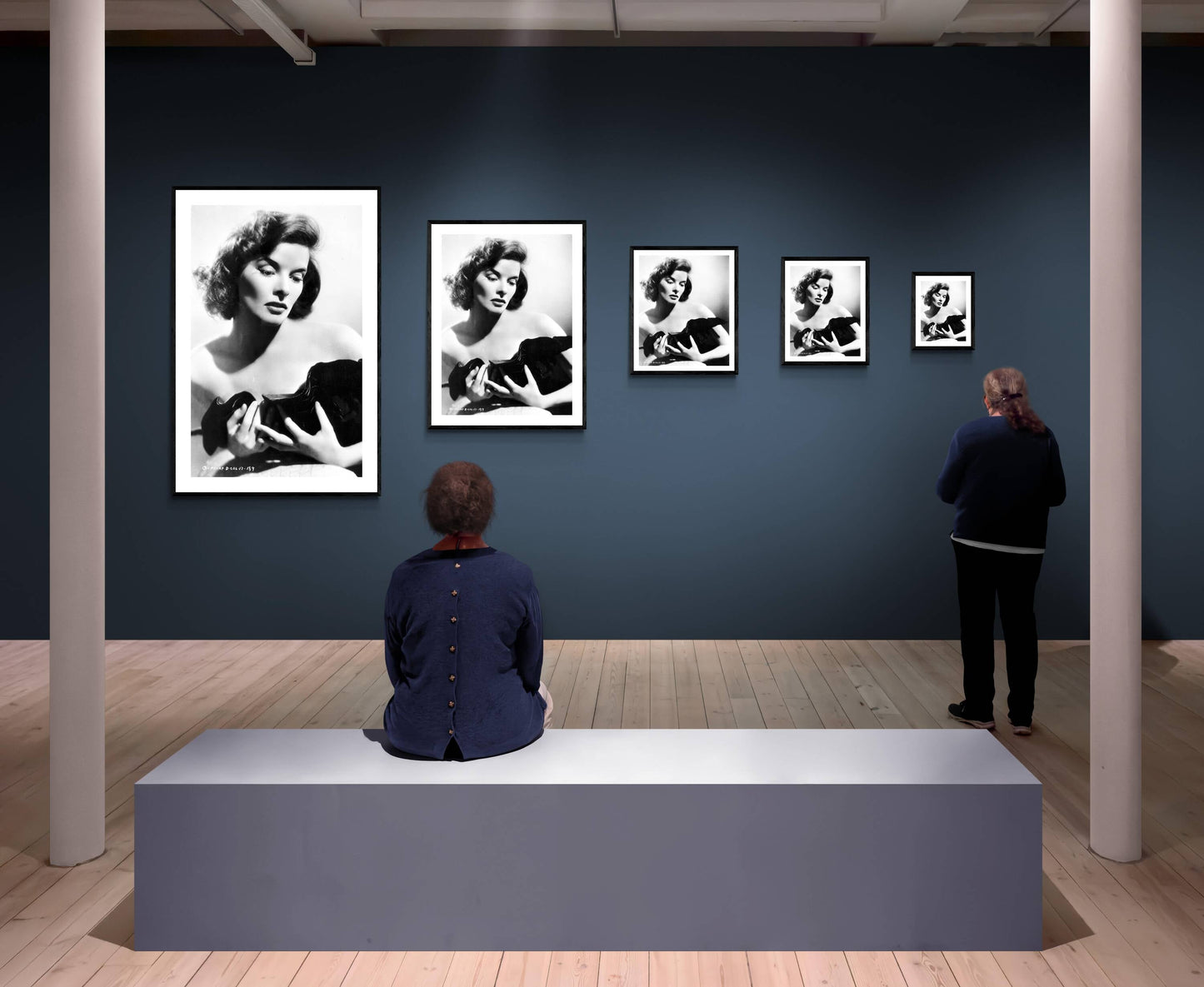 Katharine Hepburn im schwarzen Kleid