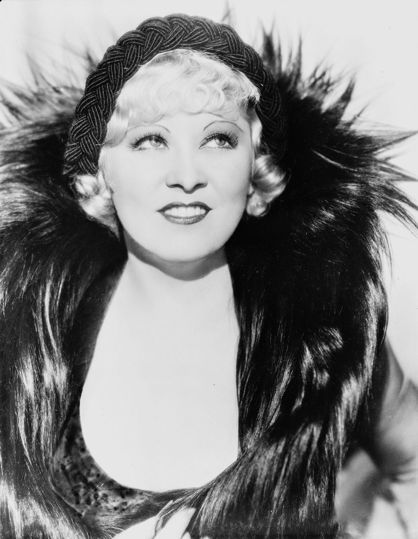 Mae West en robe à plumes