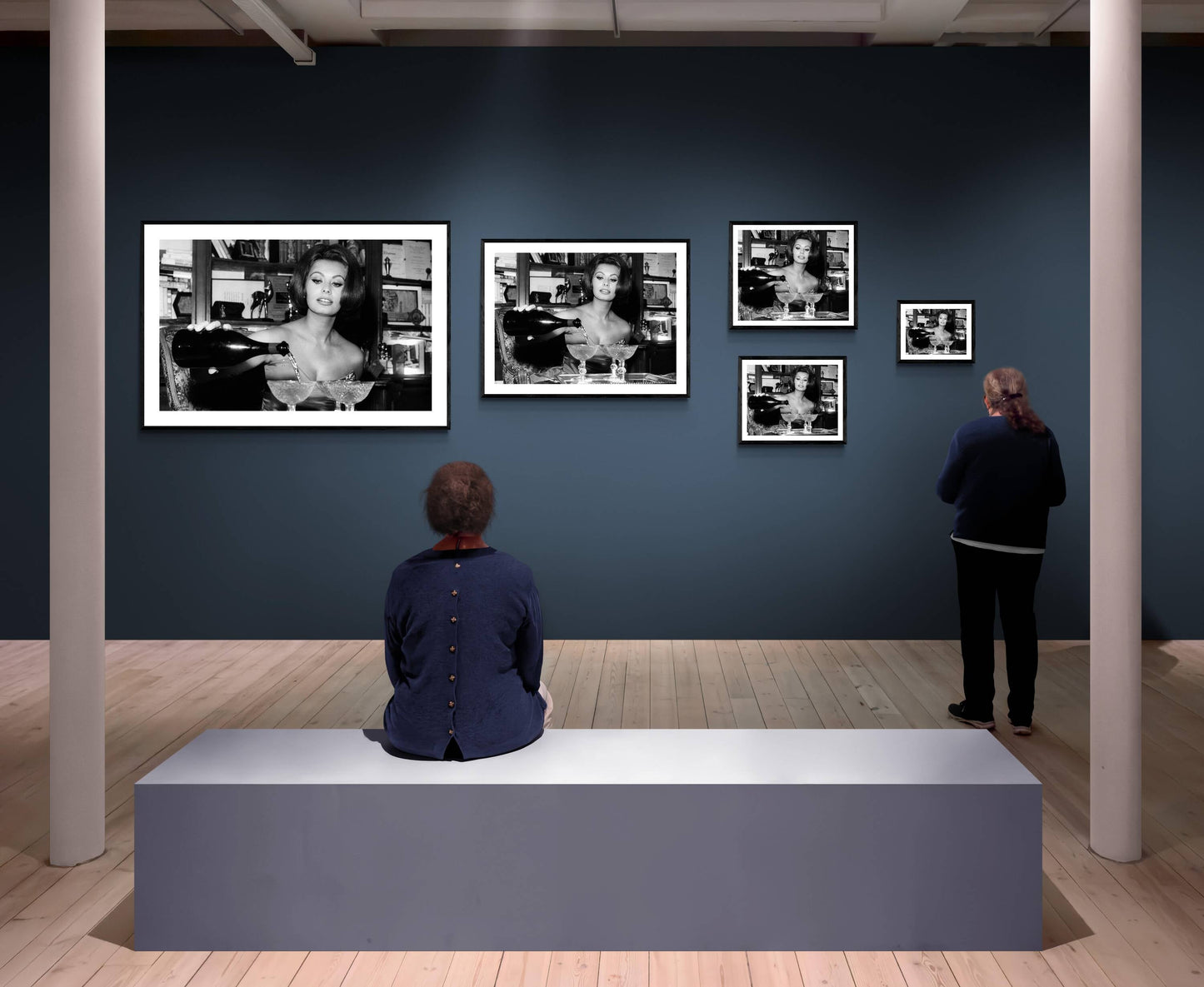 Sophia Loren schenkt Champagner ein