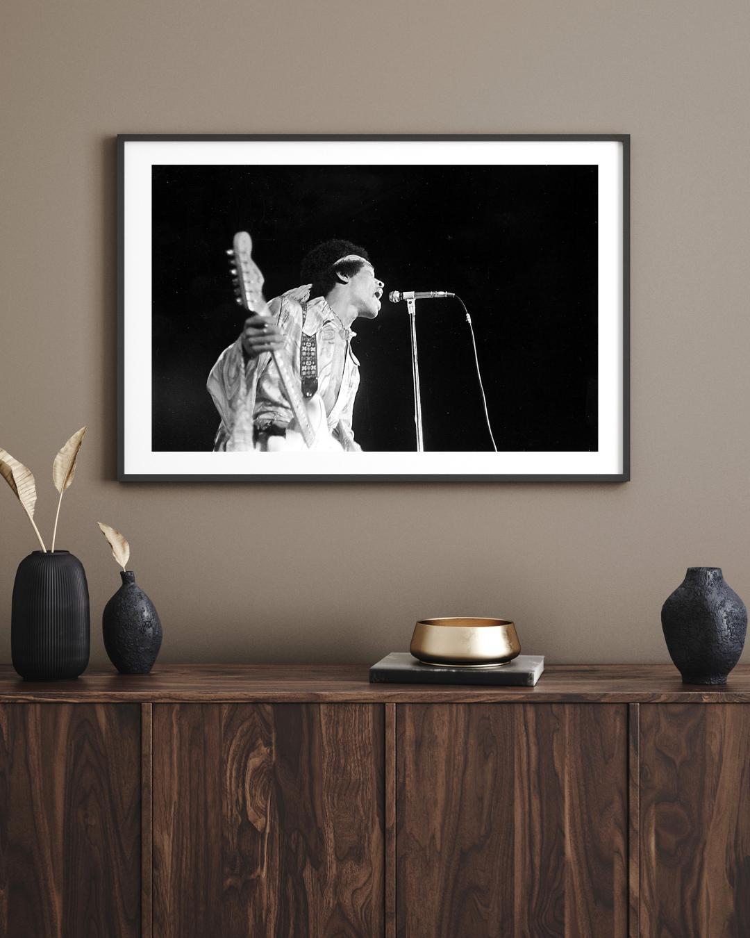 Jimi Hendrix singt leidenschaftlich auf der Bühne