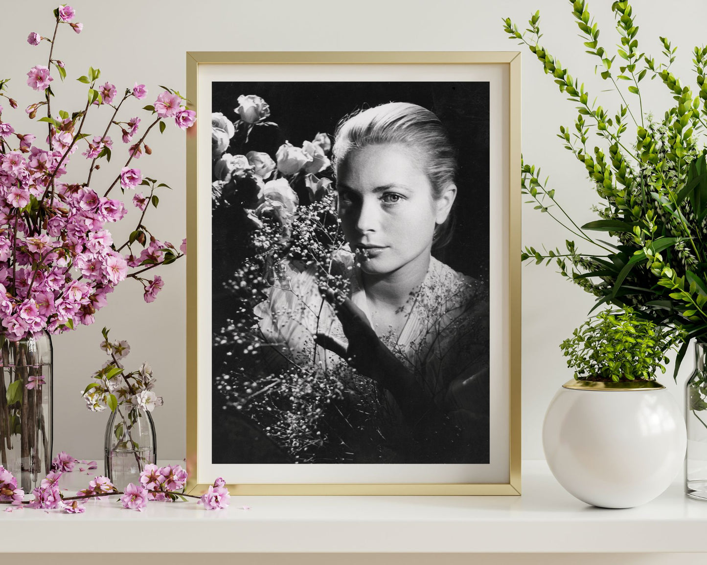 Grace Kelly hinter Blumen