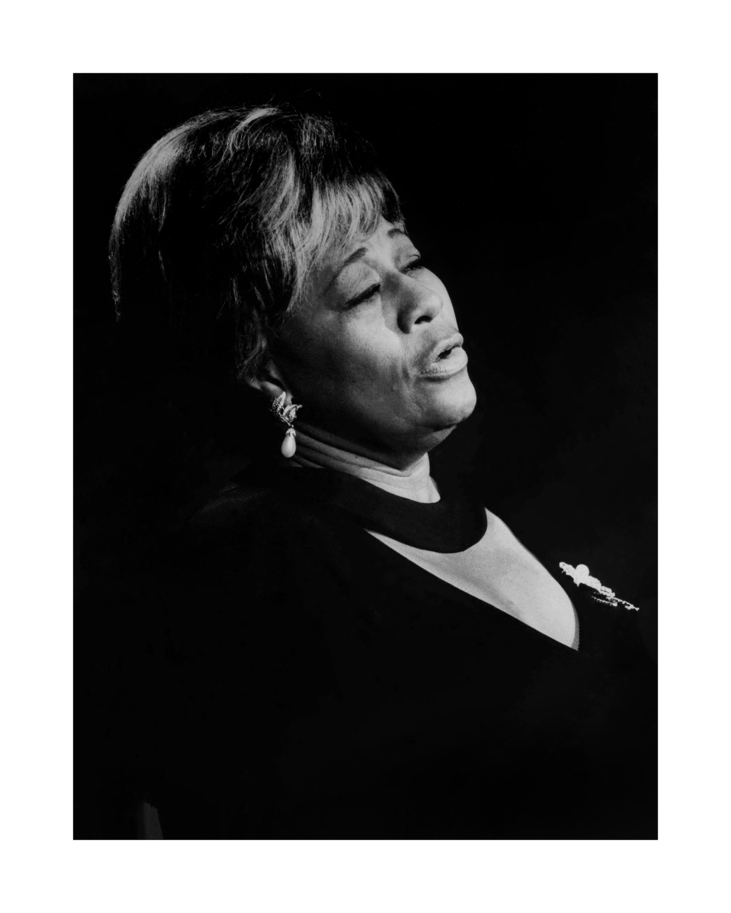 Johnny Cash joue de l'harmonica