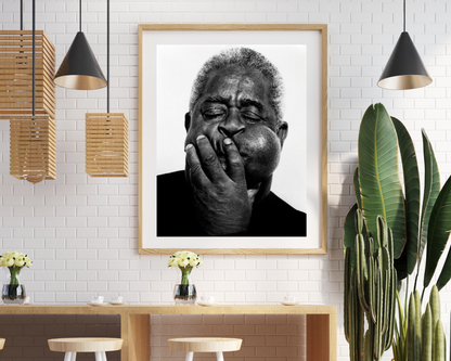 Johnny Cash joue de l'harmonica