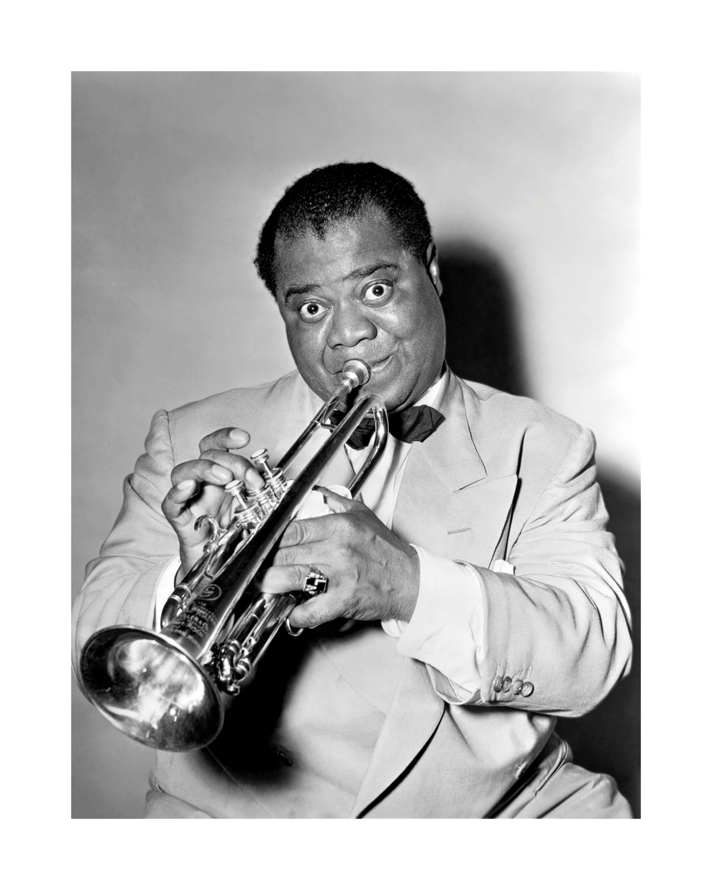 Johnny Cash joue de l'harmonica