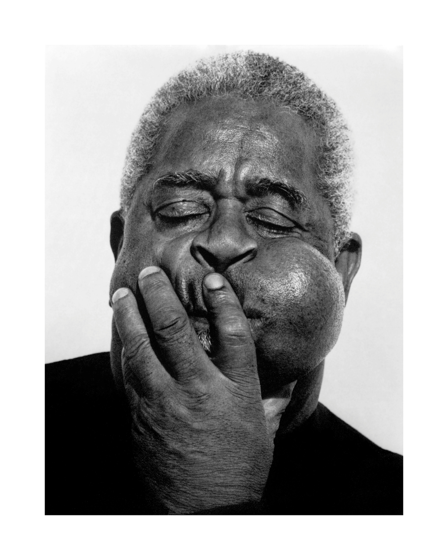 Johnny Cash joue de l'harmonica