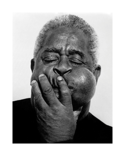 Johnny Cash joue de l'harmonica