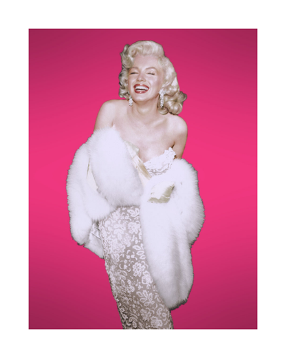 Marilyn Monroe lächelt im Pelz
