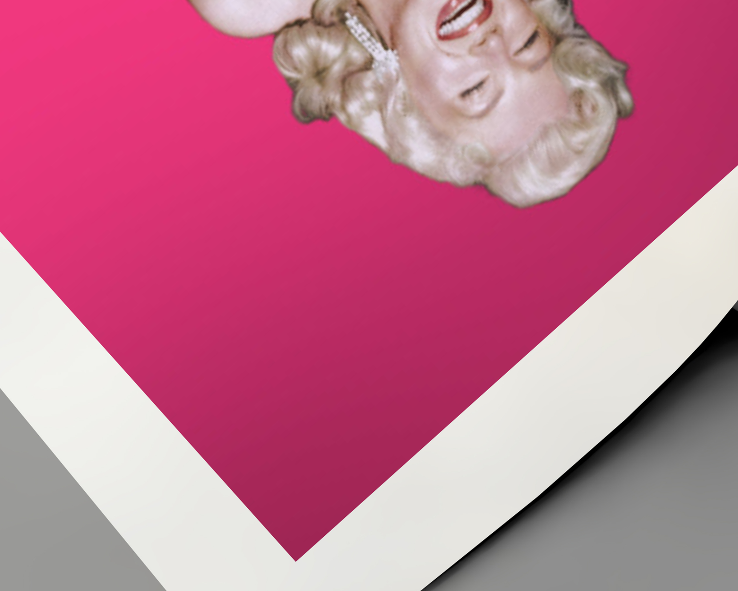 Marilyn Monroe lächelt im Pelz