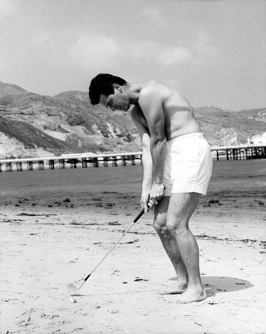 James Garner joue au golf sur la plage