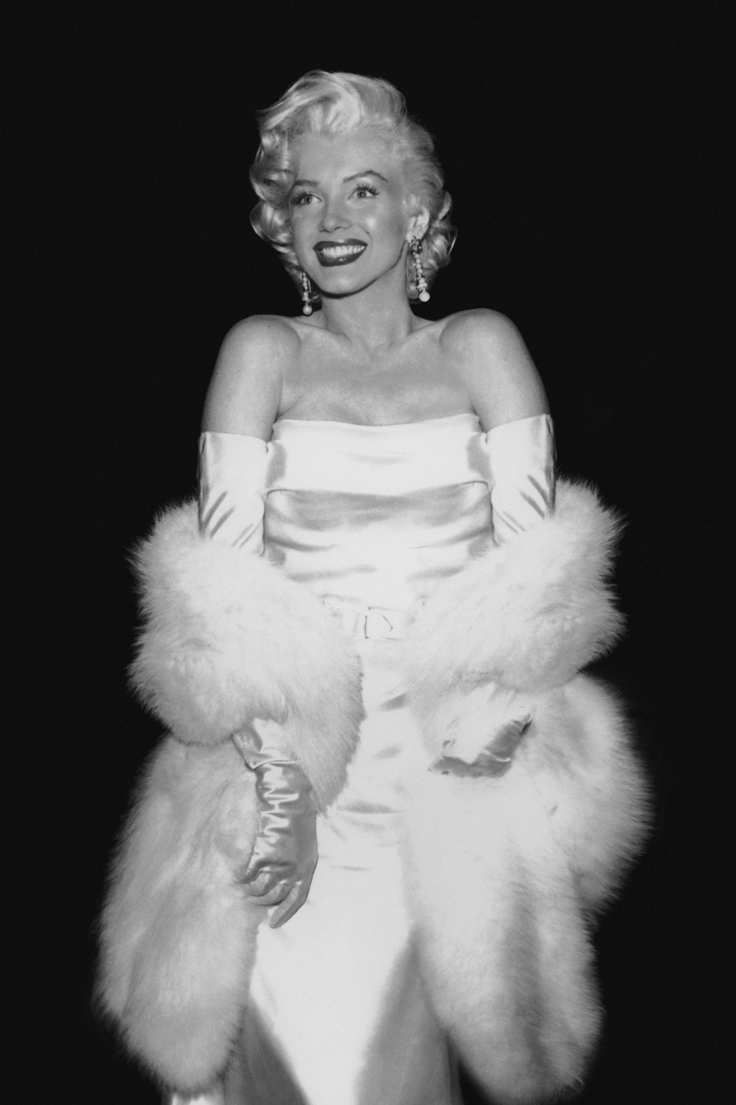 Marilyn Monroe lächelt im Pelz