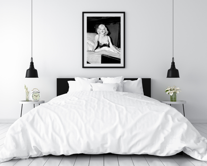 Marilyn Monroe assise sur le lit
