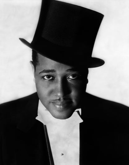 Johnny Cash joue de l'harmonica