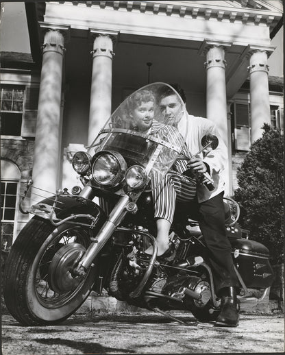 Elvis Presley et Sweetheart sur une moto