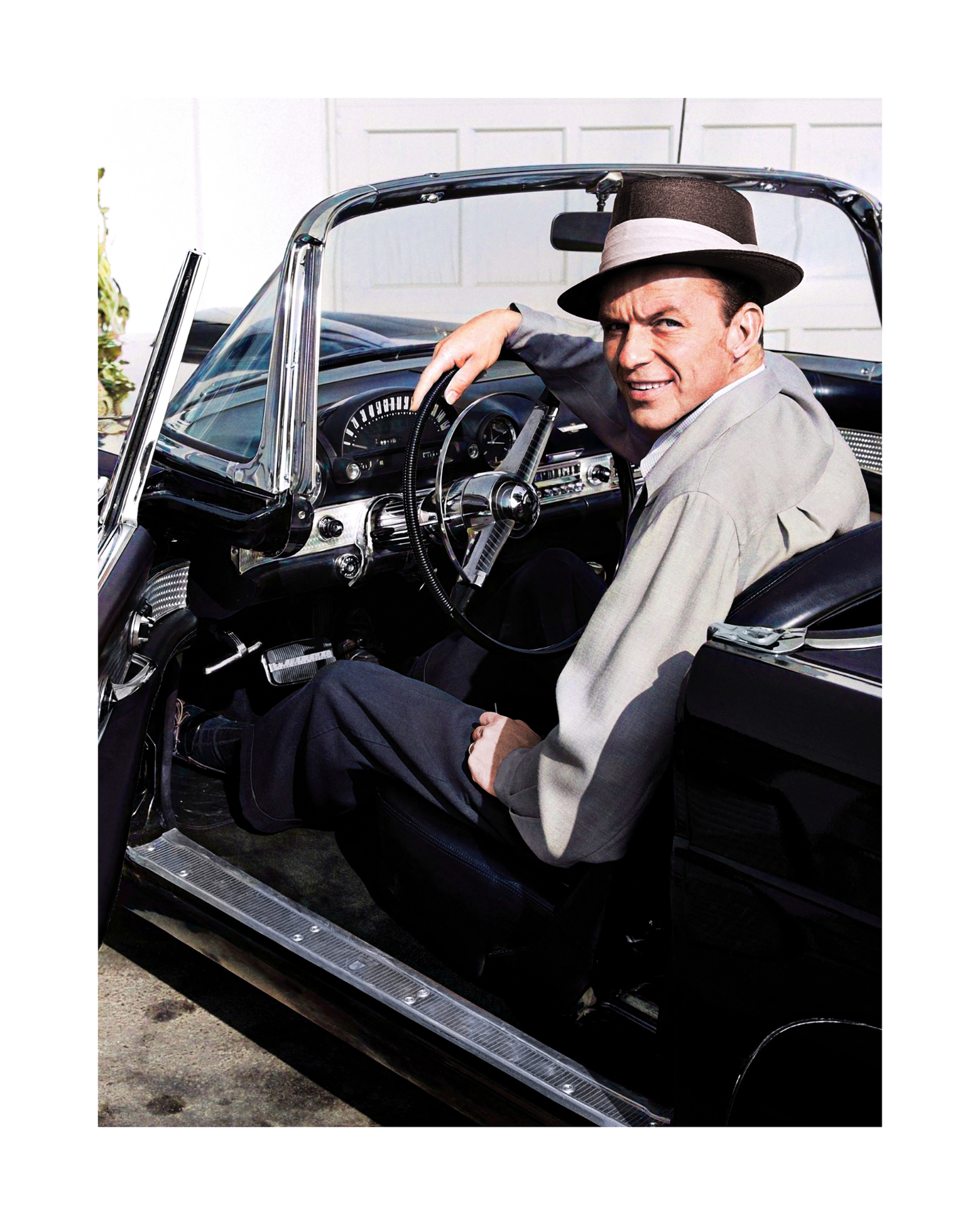 Frank Sinatra in seinem Ford Thunderbird