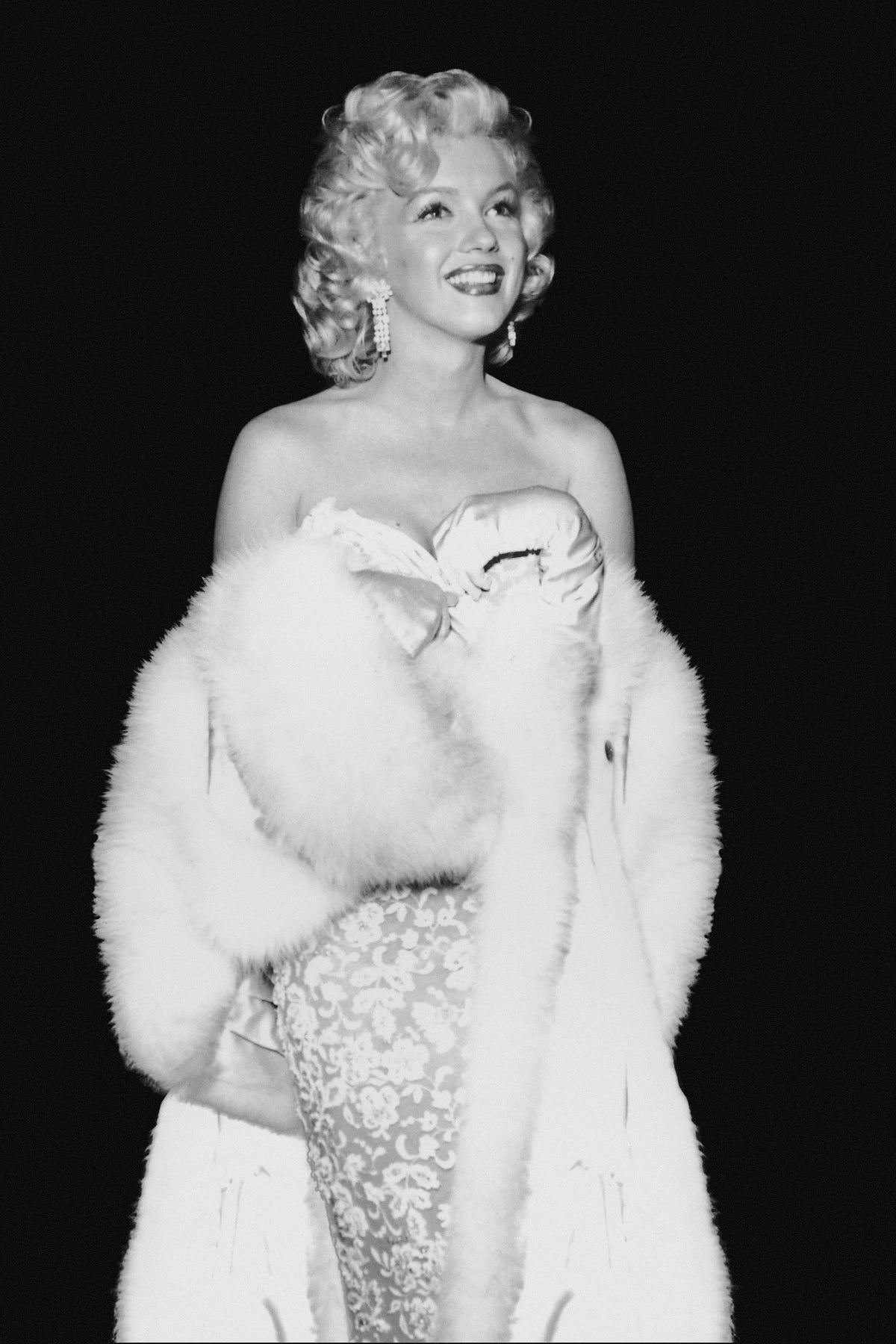 Marilyn Monroe lächelt im Pelz