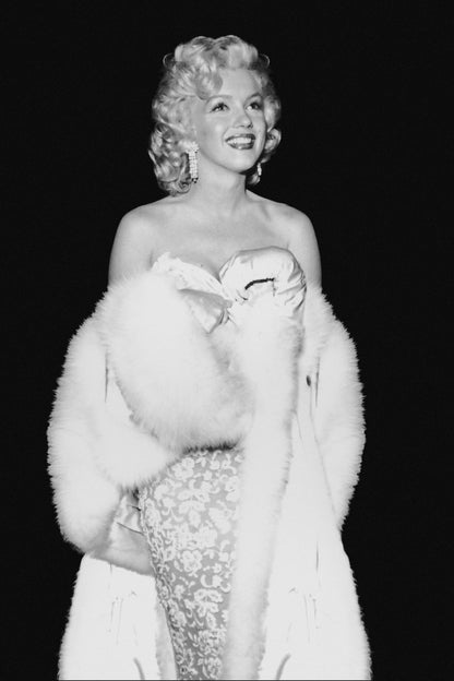 Marilyn Monroe lächelt im Pelz