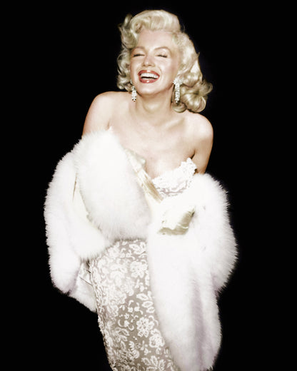 Marilyn Monroe souriante avec de la fourrure