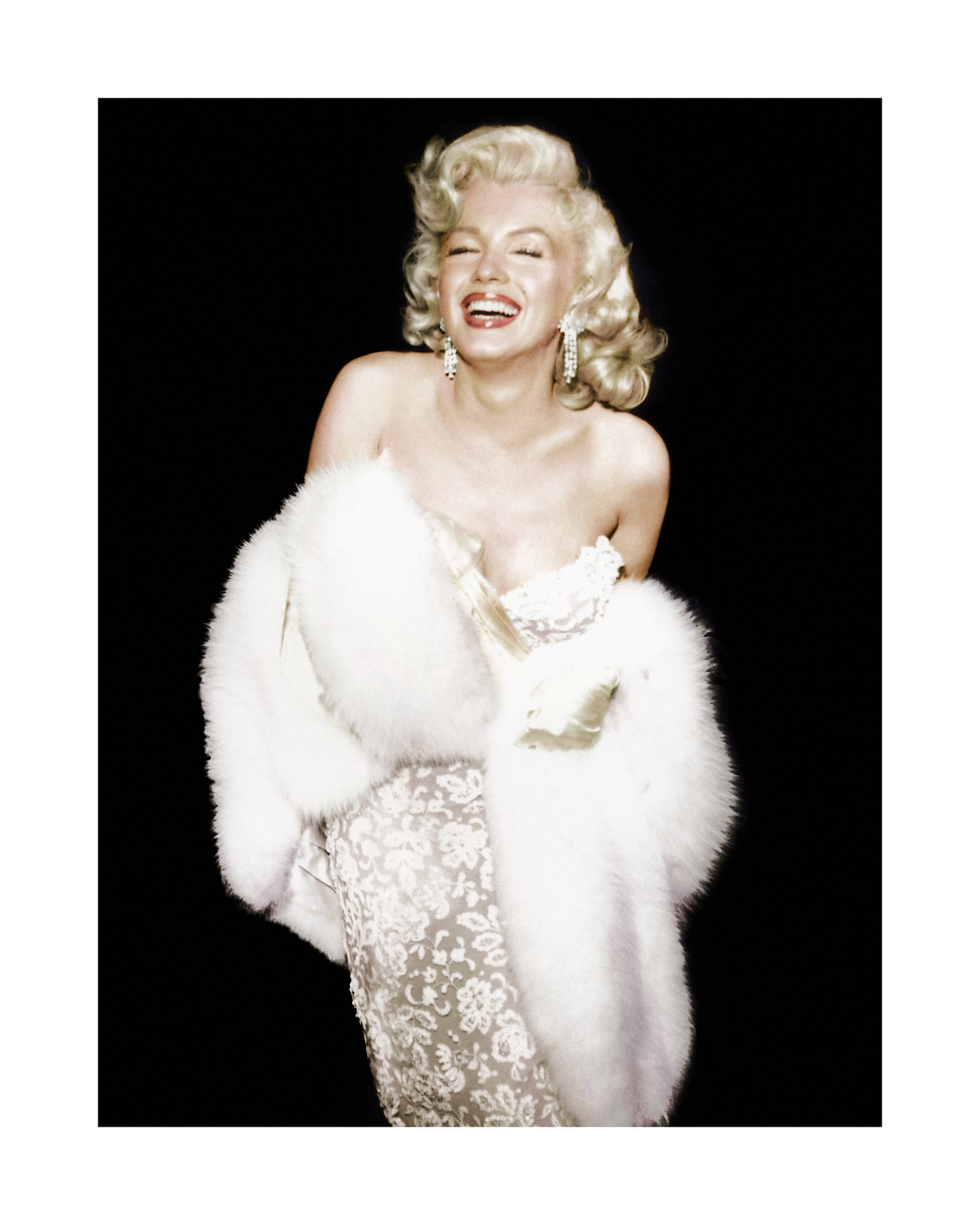 Marilyn Monroe souriante avec de la fourrure