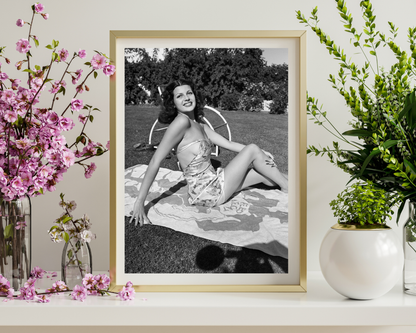 Rita Hayworth prend un bain de soleil
