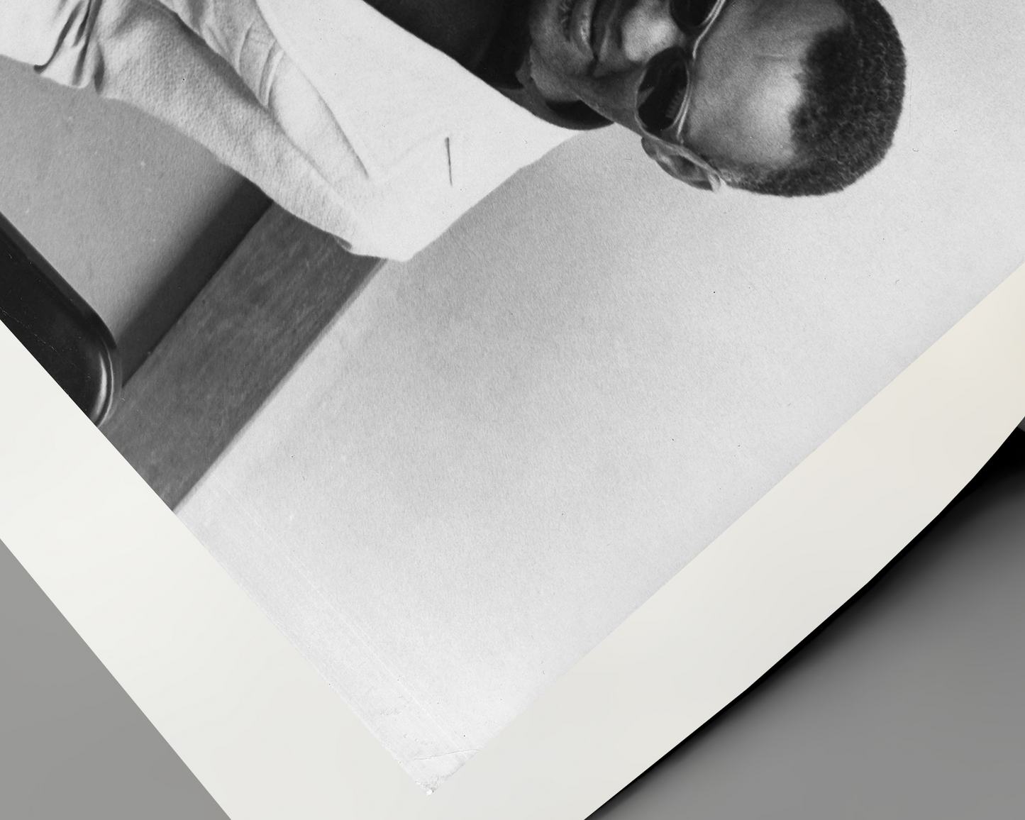 Johnny Cash joue de l'harmonica