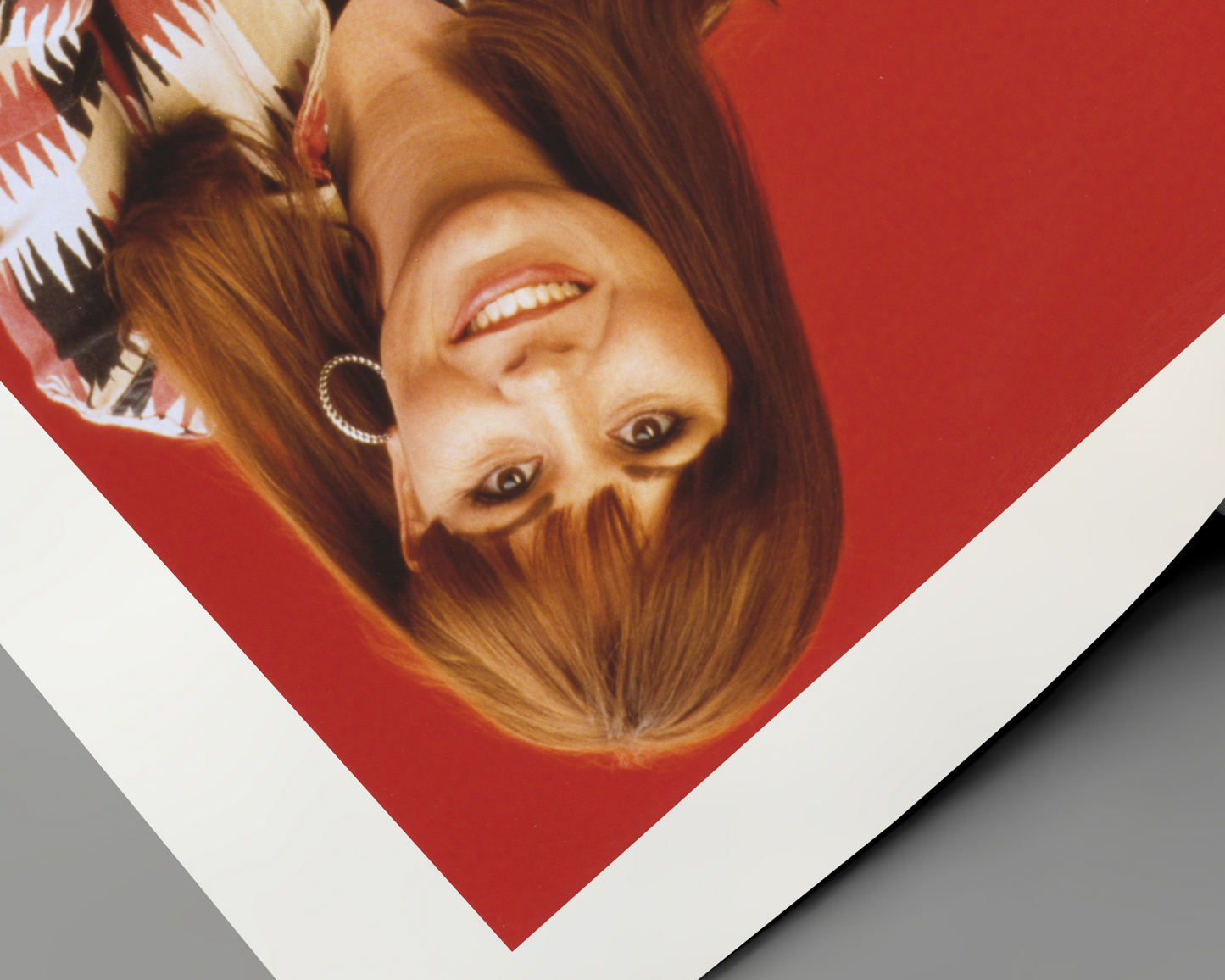 Johnny Cash joue de l'harmonica