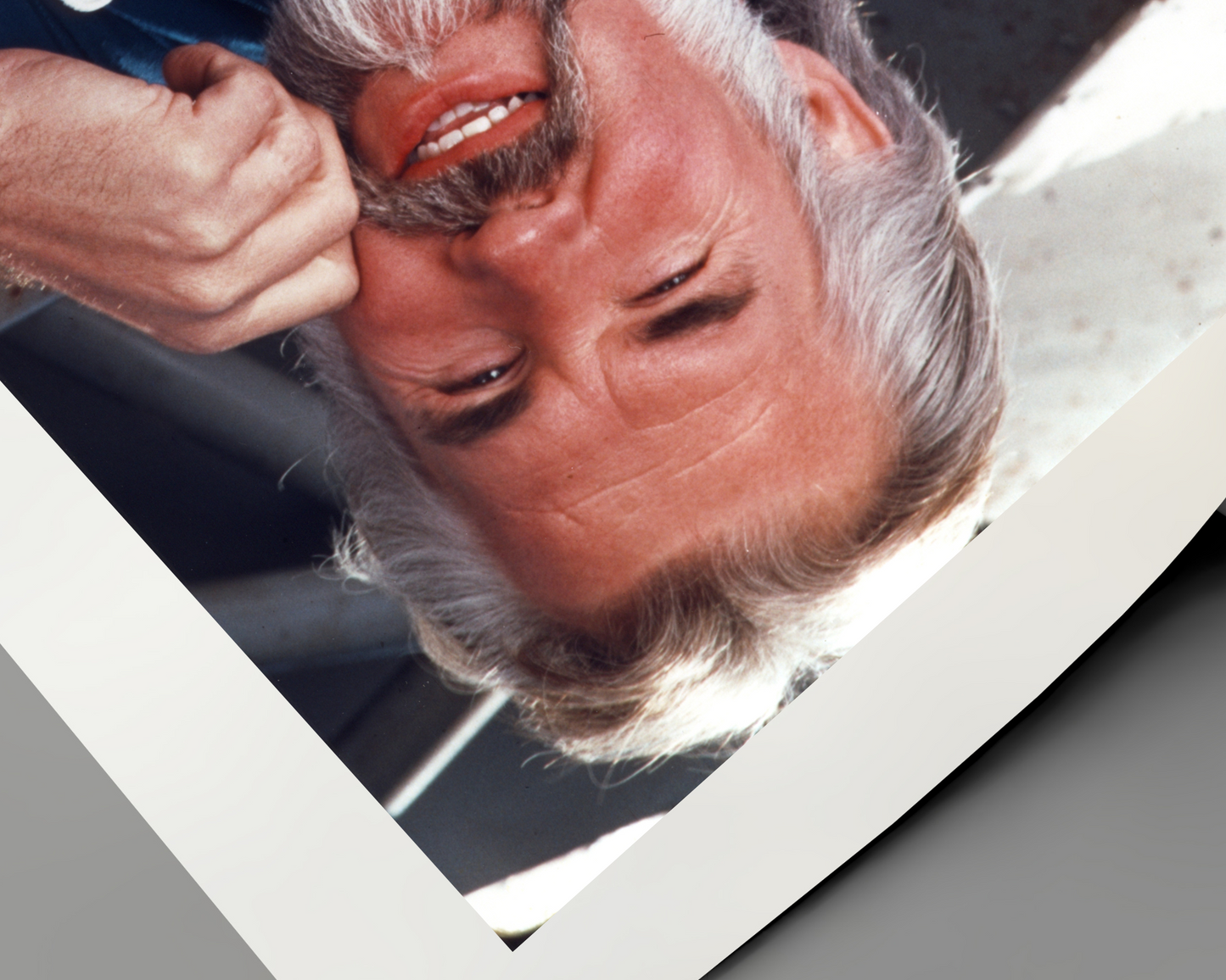 Johnny Cash spielt Mundharmonika