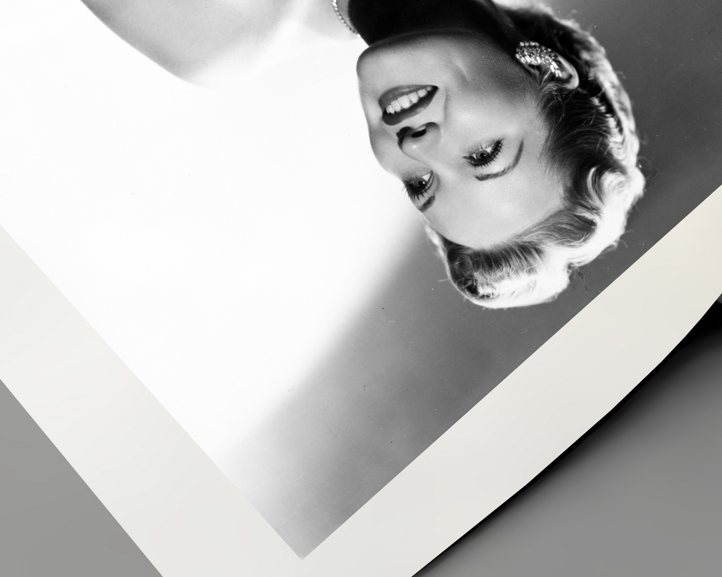 Johnny Cash joue de l'harmonica