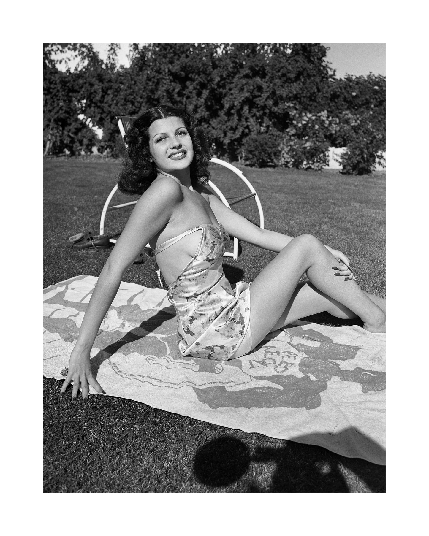 Rita Hayworth prend un bain de soleil