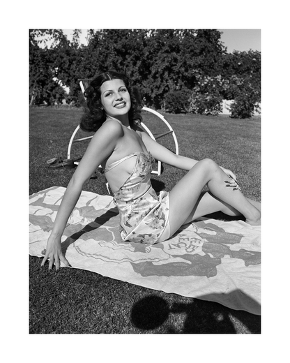 Rita Hayworth prend un bain de soleil