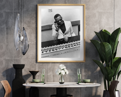 Johnny Cash joue de l'harmonica