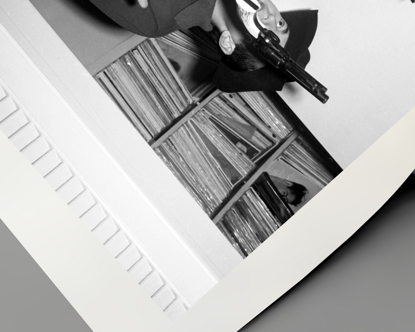 Johnny Cash joue de l'harmonica