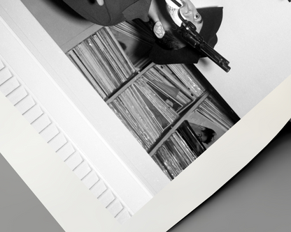 Johnny Cash joue de l'harmonica