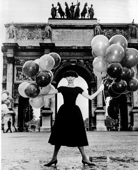 Audrey Hepburn avec des ballons à l'Arc de Triomphe