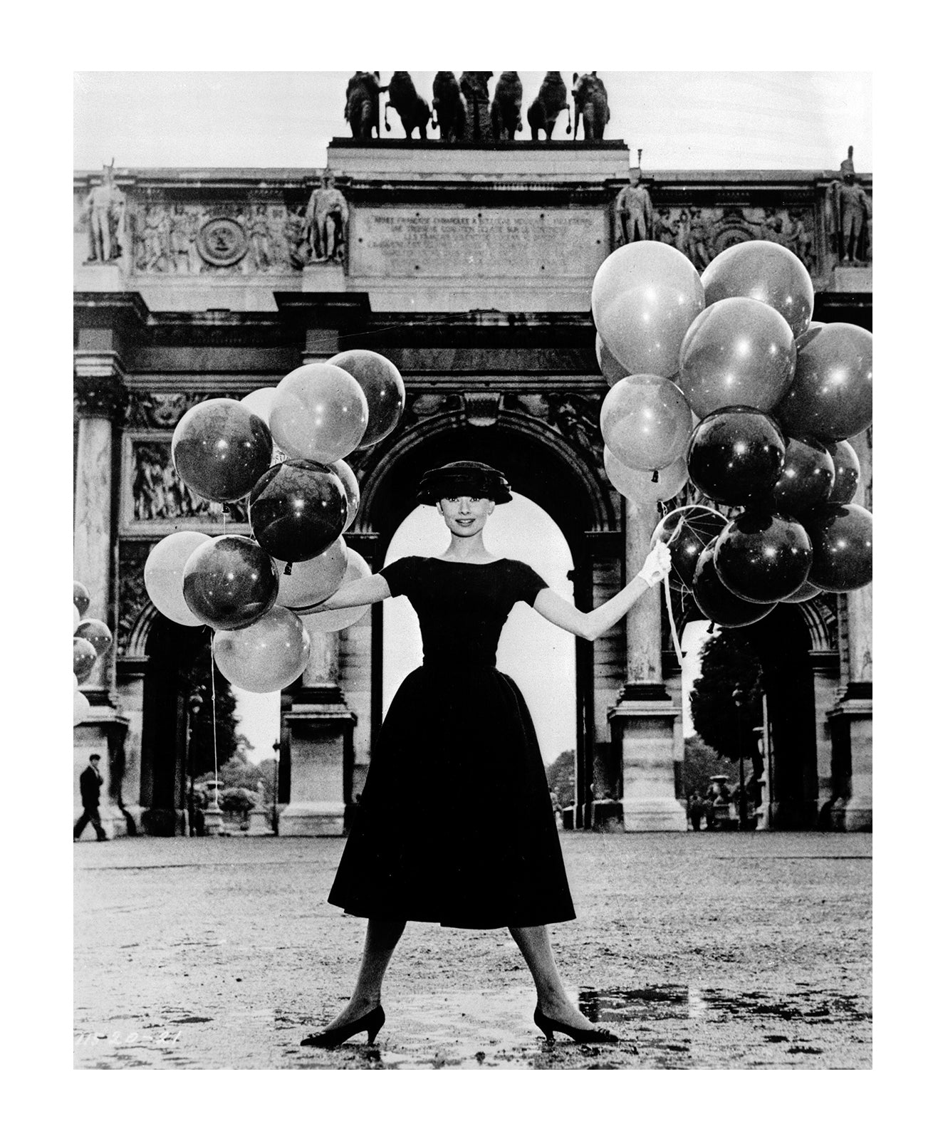 Audrey Hepburn avec des ballons à l'Arc de Triomphe