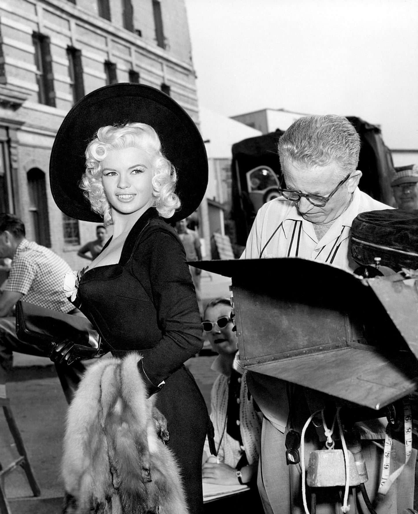 Johnny Cash joue de l'harmonica