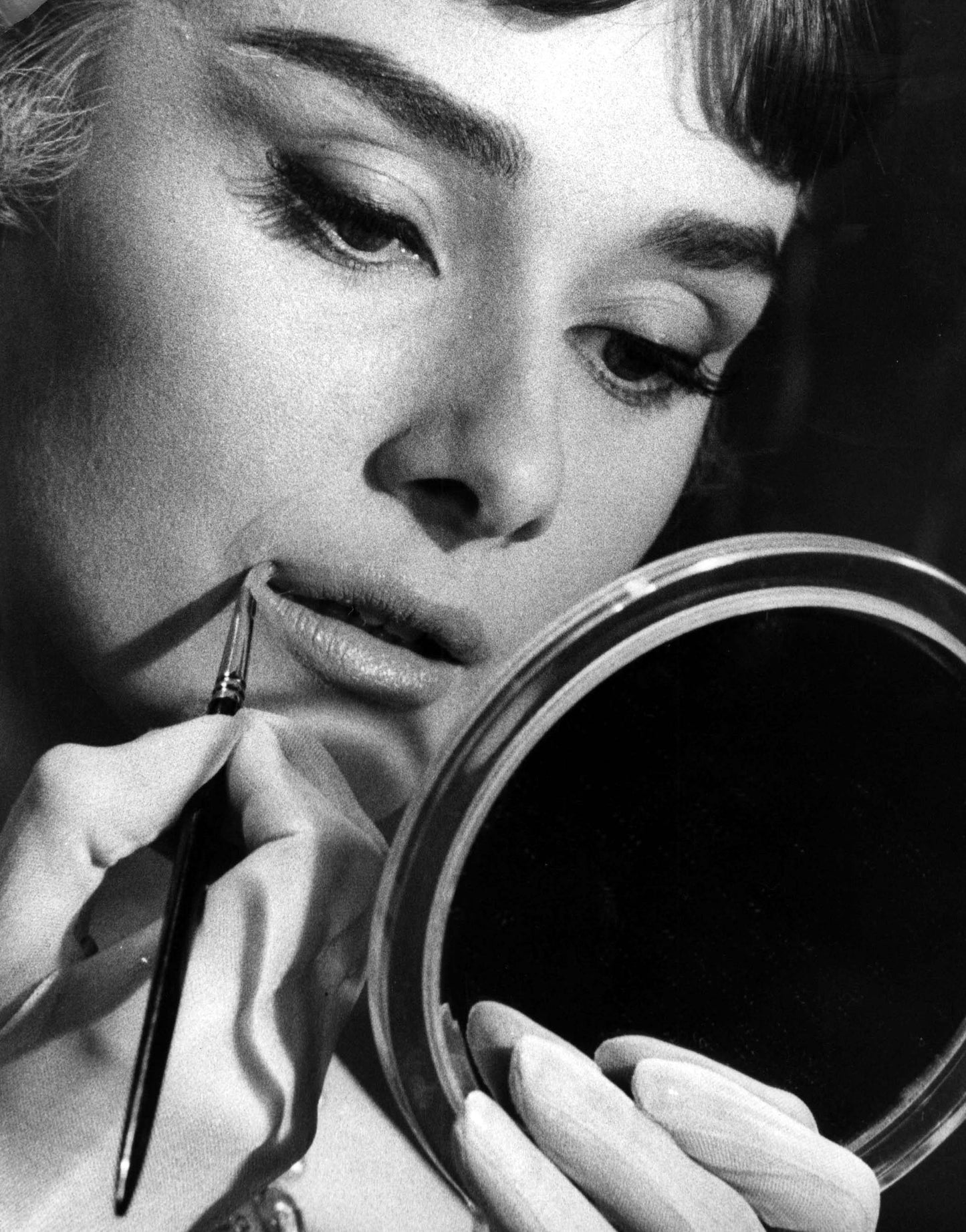 Audrey Hepburn se maquille pour une photo glamour