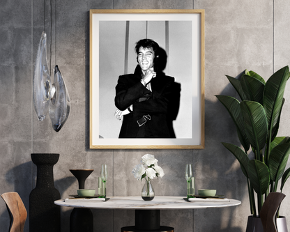 Elvis Presley rit lors d'une conférence de presse