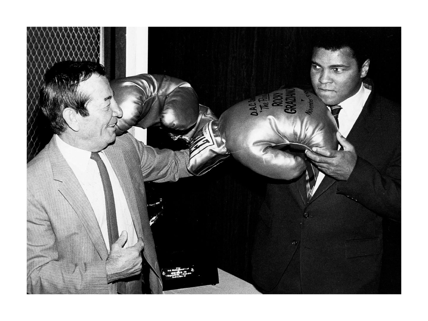 Johnny Cash spielt Mundharmonika