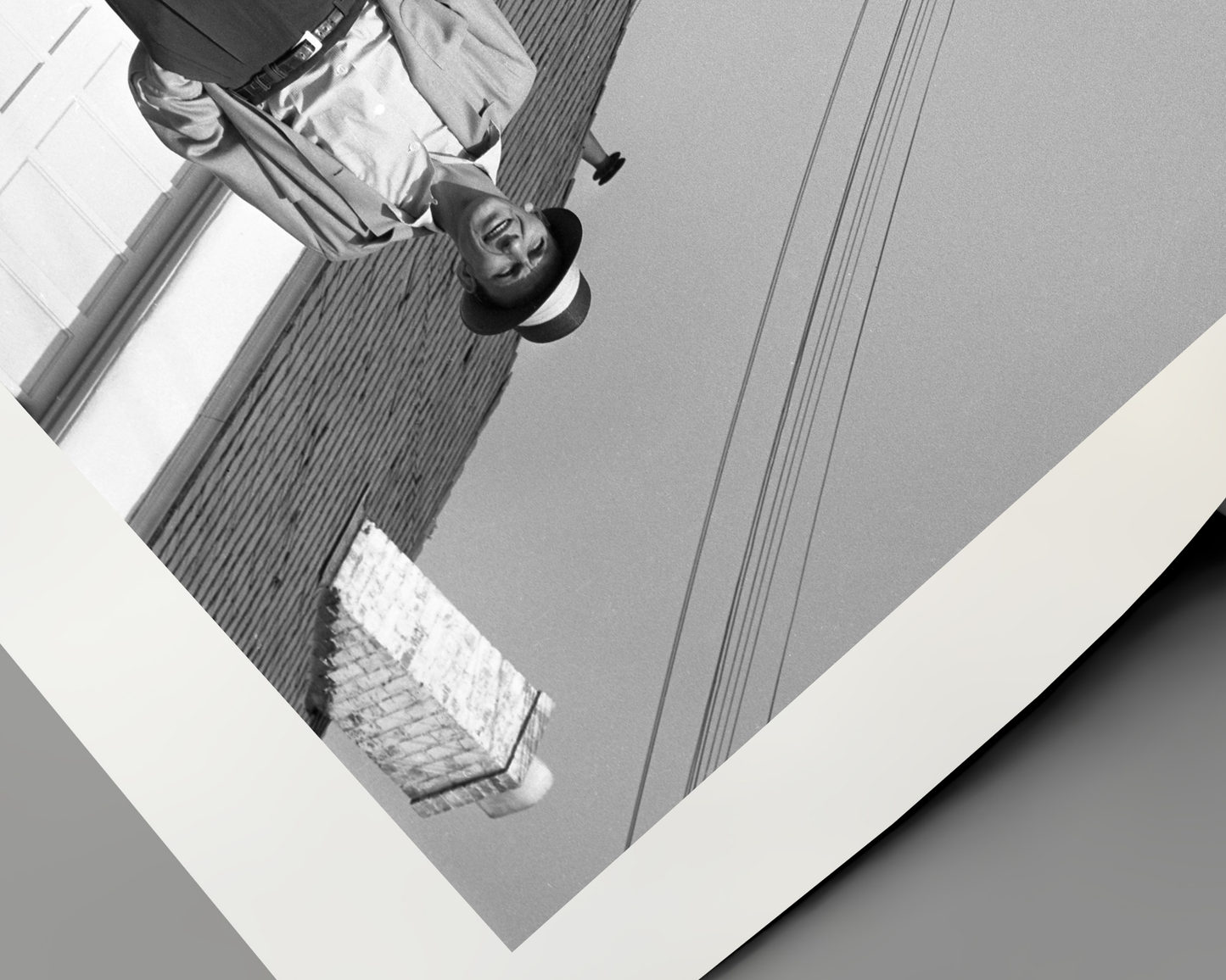 Frank Sinatra steht auf einem Ford Thunderbird