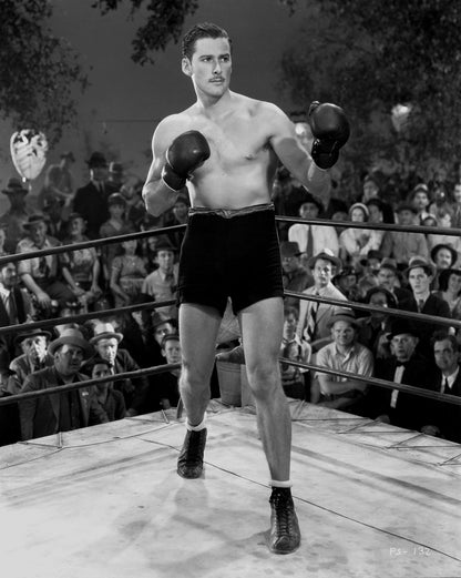 Erroll Flynn pose sur un ring de boxe