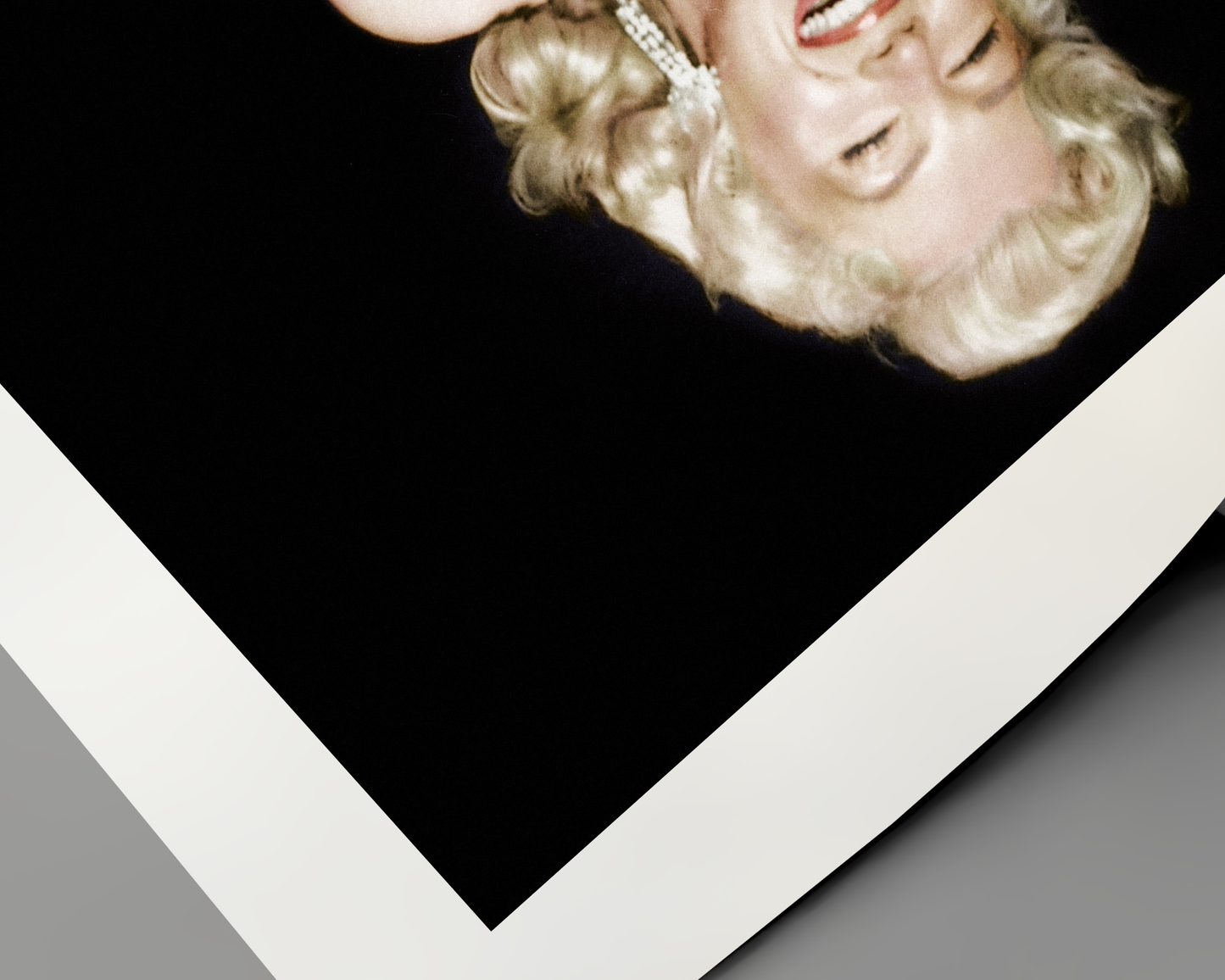 Marilyn Monroe souriante avec de la fourrure