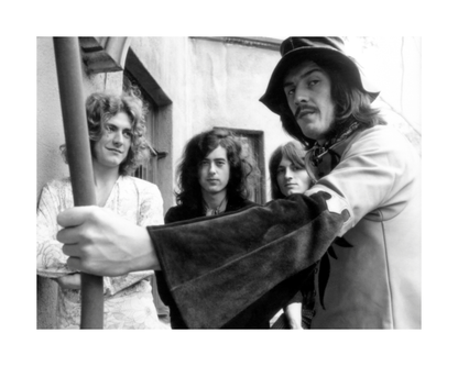 Led Zeppelin penché à la fenêtre
