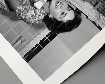 Elizabeth Taylor wäscht ihr Gesicht