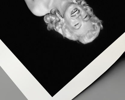 Marilyn Monroe lächelt im Pelz