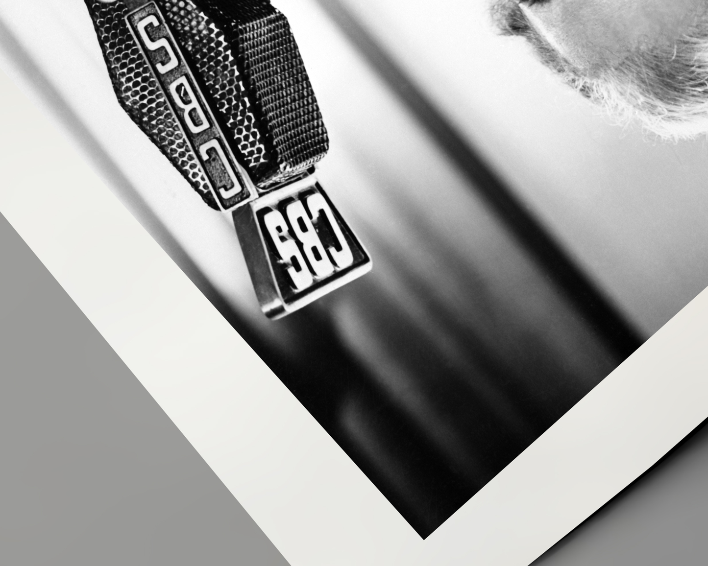 Johnny Cash joue de l'harmonica