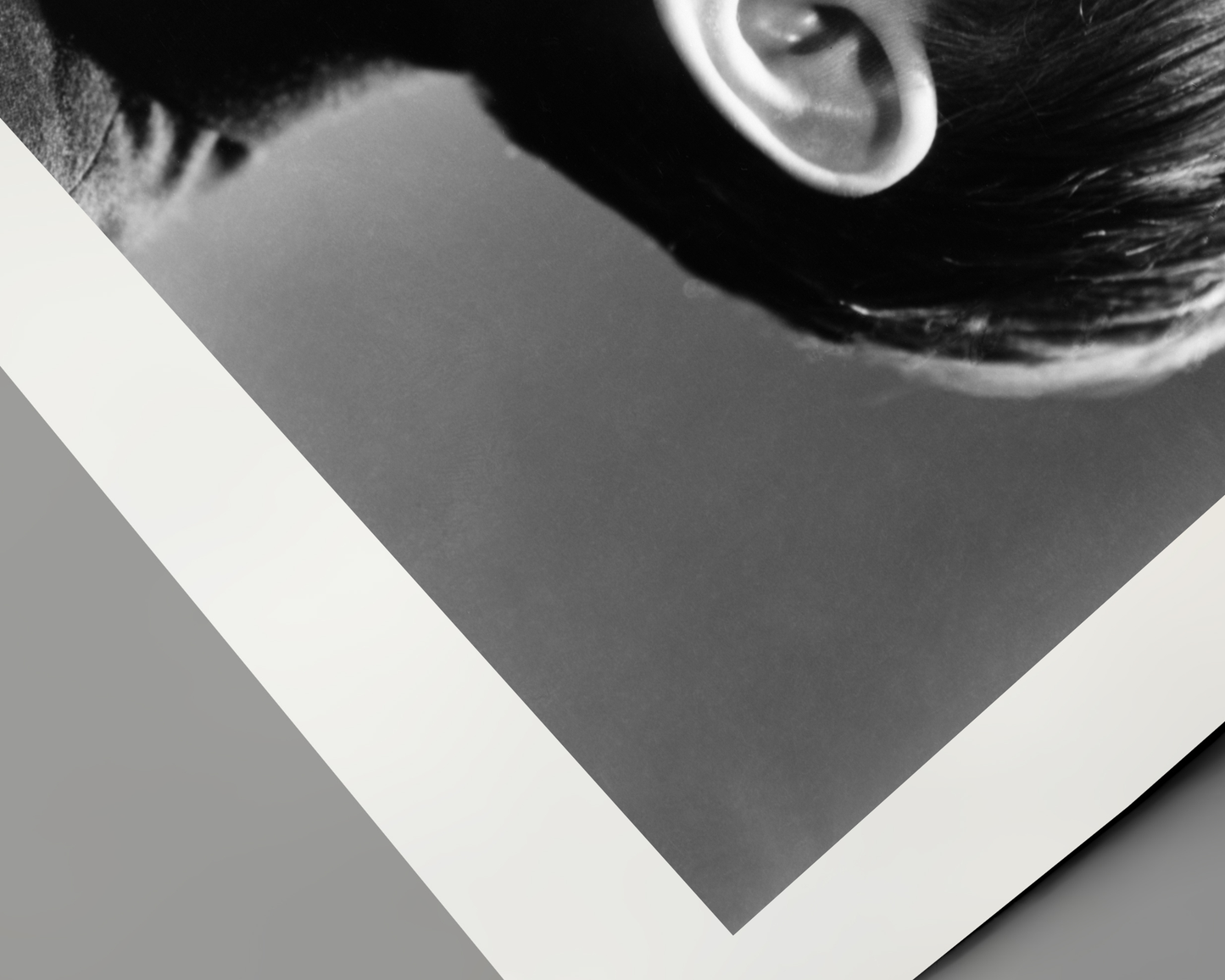 Johnny Cash joue de l'harmonica