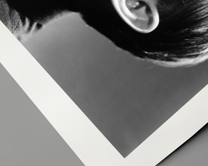 Johnny Cash joue de l'harmonica