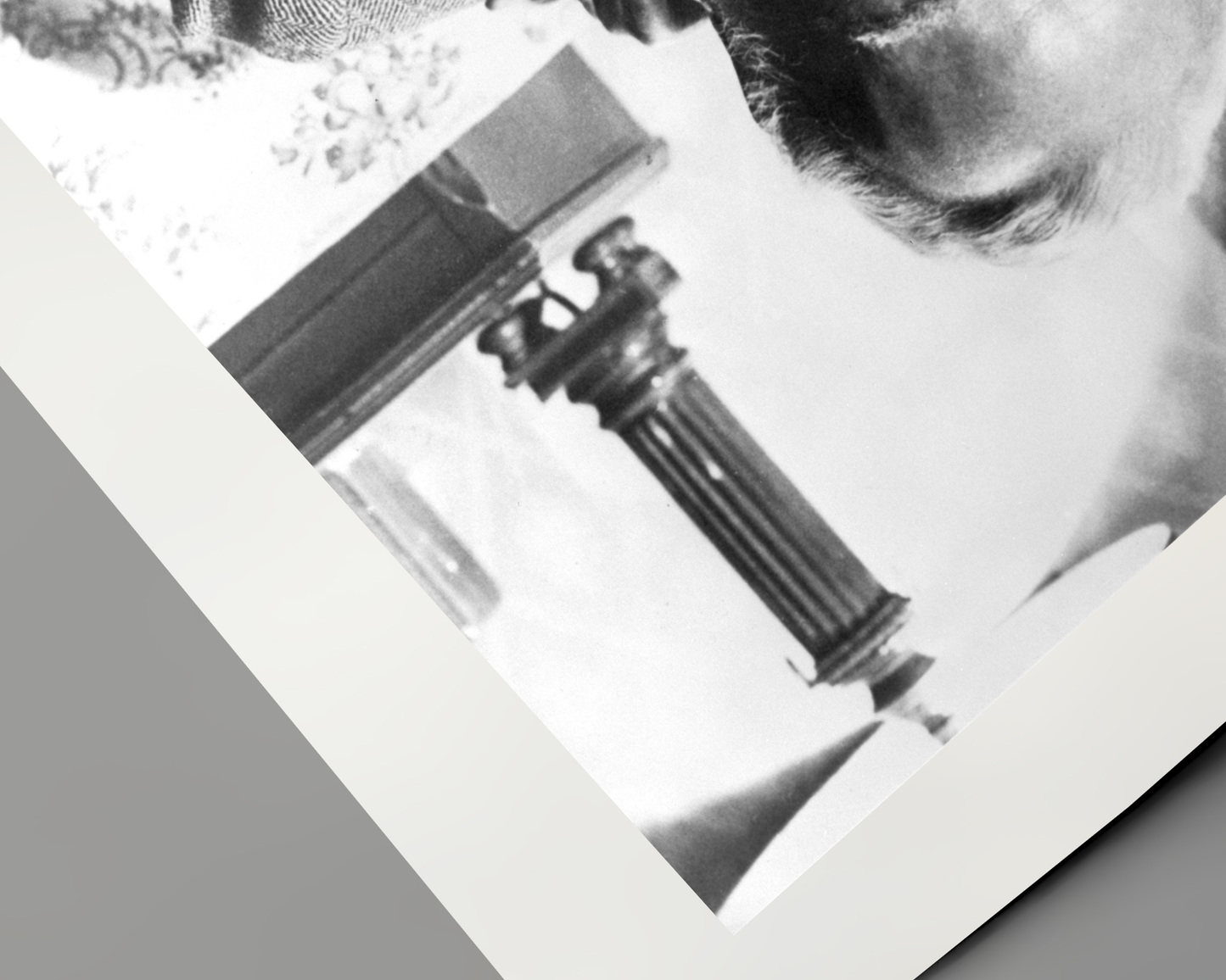 Johnny Cash joue de l'harmonica