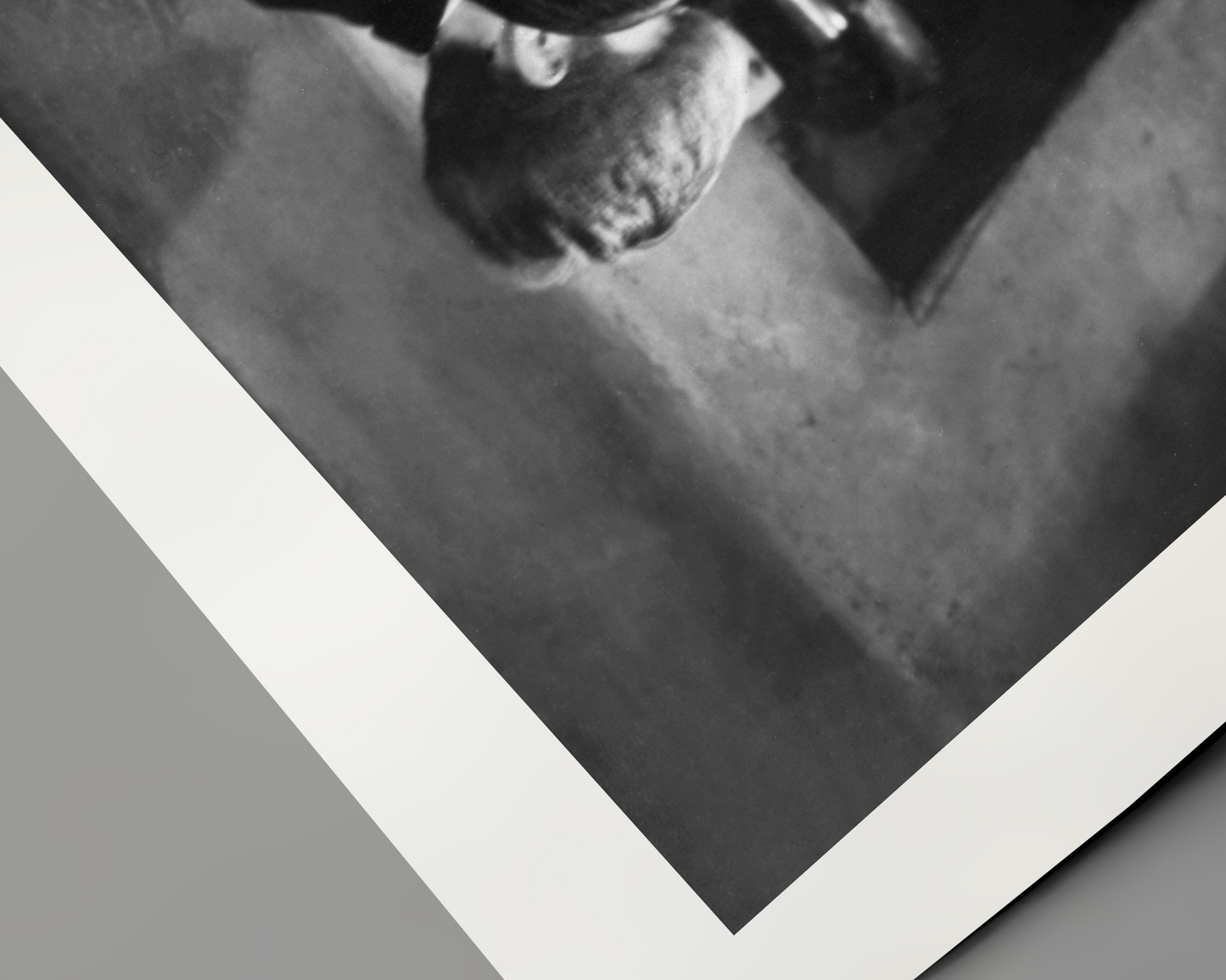 Johnny Cash joue de l'harmonica