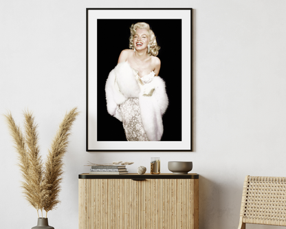 Marilyn Monroe souriante avec de la fourrure
